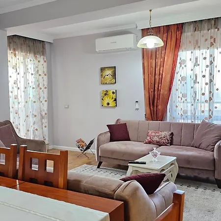 Bazaar's Eye, 3br, Central, Free Parking, Large Terrace * 地拉那